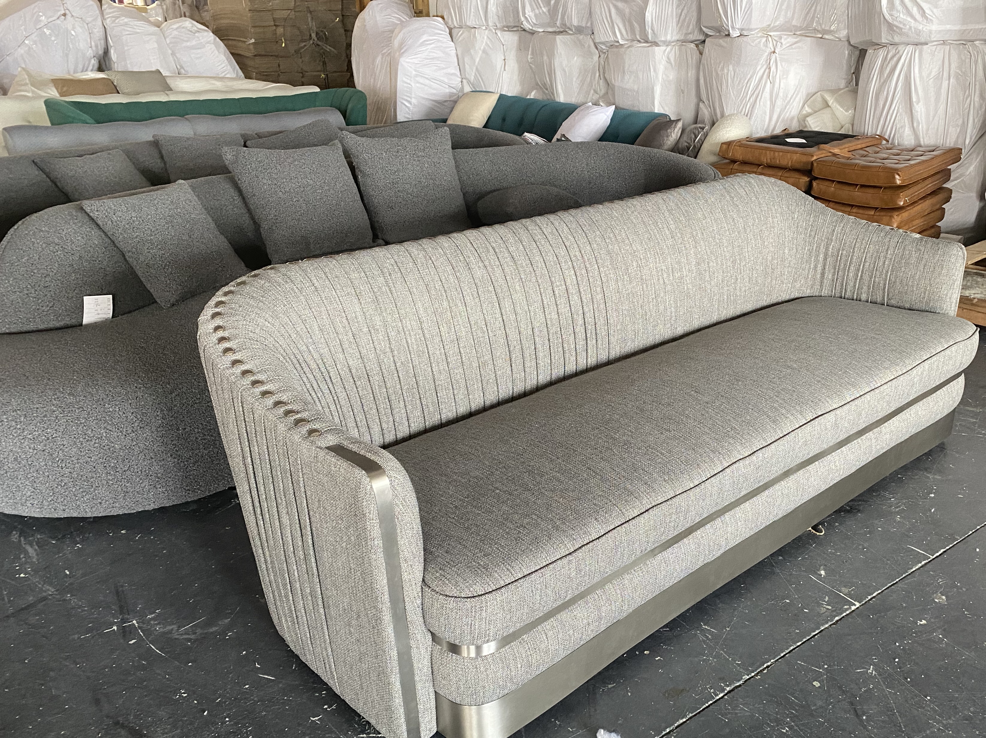 Factory direct sales nordic luxury fabric velvet  boucle curved tufted  sofa modern living room furn