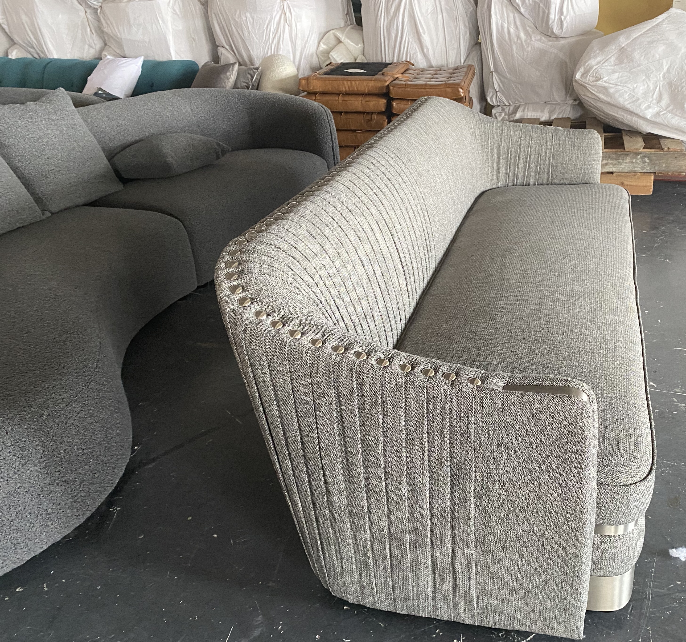 Factory direct sales nordic luxury fabric velvet  boucle curved tufted  sofa modern living room furn