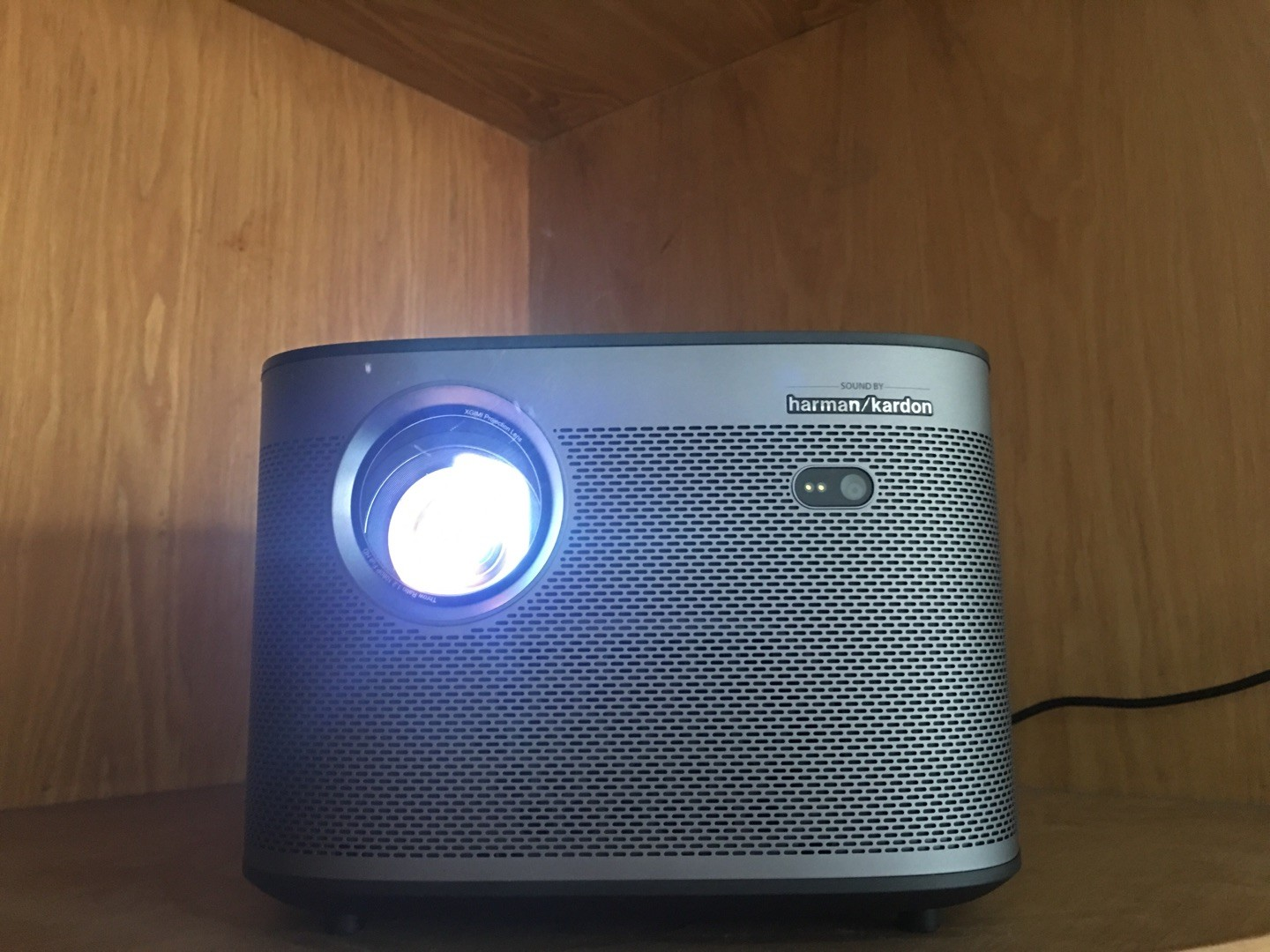 XGIMI H3 full HD 1080P smart projector  with 1900 ANSI lumens  3D small portable wall home theater p