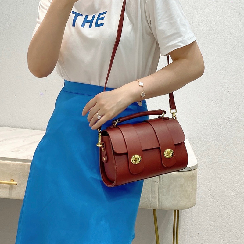 2022 Trendy Fashion Brand Contrast Color Messenger