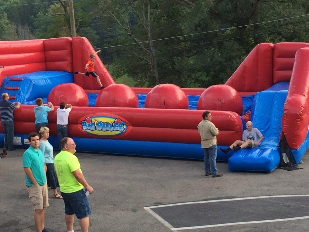dual big baller inflatable wipeout sport game Inflatable wipeout obstacle courses Wipedout Challenge