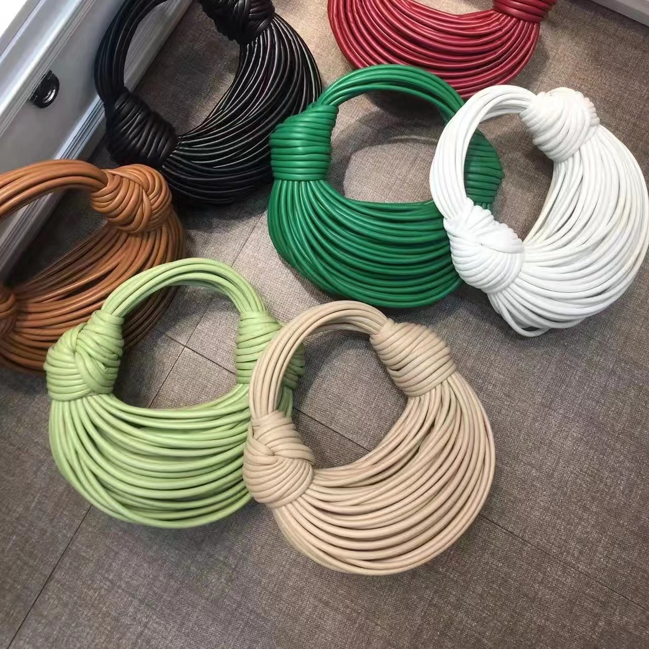 2022 New Design Microfiber Leather Shoulder Bag Ladies Trendy Tote Bag Luxury Style Noodles Shape Ha