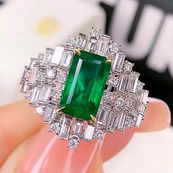 Professional private high-end custom gold and diamond and gemstone ring jewelry for men and women we